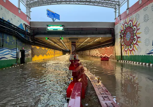 NEW DELHI INDIA 10 Temmuz 2023 Pragati Meydan Tüneli, 10 Temmuz 2023 tarihinde Yeni Delhi Hindistan 'da üç gün süren muson yağmurları sonrasında 40 yıl süren şiddetli bir yağmur felaketine tanık oldu.