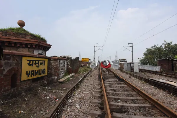 NEW DELHI INDIA 12 Temmuz 2023 Yükseliş sonrası Eski Demiryolu Köprüsü manzarası 12 Temmuz 2023 'te Demir Köprü' deki Yamuna Nehri 'ni yerle bir eder.