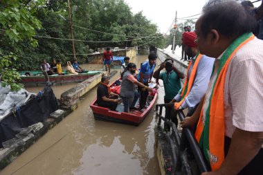 NEW DELHI INDIA 12 Temmuz 2023 Chandhi Chowk milletvekili Harshvardhan 12 Temmuz 2023 'te Yeni Delhi Hindistan' da Yamuna Nehri seviyesini Yamuna Bazar bölgesini ziyaret etti. Fotoğraf: Sonu Mehta Hindustan