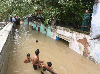 NEW DELHI INDIA 12 HAZİRAN 2023 Yamuna Bazar bölgesindeki sel baskınından 12 Temmuz 2023 'te Yeni Delhi Hindistan' da Sonu Mehta Hindustan tarafından çekilmiştir.
