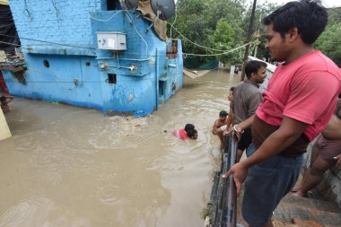 NEW DELHI INDIA 12 HAZİRAN 2023 Yamuna Bazar bölgesindeki sel baskınından 12 Temmuz 2023 'te Yeni Delhi Hindistan' da Sonu Mehta Hindustan tarafından çekilmiştir.