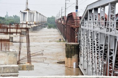 NEW DELHI INDIA 12 Temmuz 2023 Yükselen su seviyesi Demir Köprü 'deki Yamuna Nehri Eski Demiryolu Köprüsü 12 Temmuz 2023' te Yeni Delhi Hindistan Fotoğrafı: Sonu Mehta Hindustan