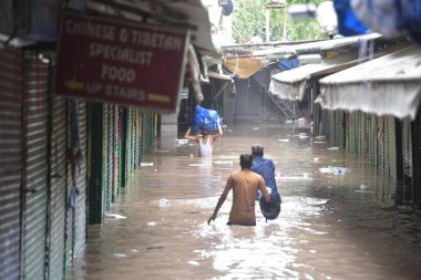 NEW DELHI INDIA 12 Temmuz 2023 Manastır Pazarı manzarası 12 Temmuz 2023 tarihinde Yeni Delhi Hindistan 'da Yamuna Nehri seviyesine yükseldikten sonra suya girer.