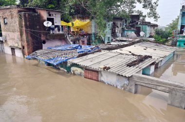 Yeni DELHI INDIA 12 Temmuz 2023 Yamuna Çarşısı 'nda 12 Temmuz 2023' te Yeni Delhi Hindistan 'da şiddetli yağış nedeniyle Yamuna Nehri' nin su seviyesi yükseldiği görüldü.