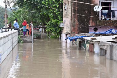 Yeni DELHI INDIA 12 Temmuz 2023 Yamuna Çarşısı 'nda 12 Temmuz 2023' te Yeni Delhi Hindistan 'da şiddetli yağış nedeniyle Yamuna Nehri' nin su seviyesi yükseldiği görüldü.