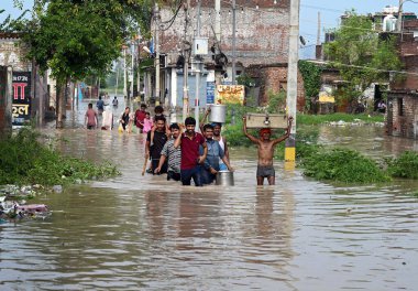 NEW DELHI INDIA 12 HAZİRAN 2023 Jaitpur köyündeki Khadda Gaon 'da yaşayan sakinler sel sularının 12 Temmuz 2023 tarihinde Yeni Delhi Hindistan' da yerleşim alanına girmesiyle Vipin Kumar Hindustan Times tarafından çekilmiştir.