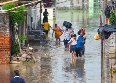 NEW DELHI INDIA 12 HAZİRAN 2023 Jaitpur köyündeki Khadda Gaon 'da yaşayan sakinler sel sularının 12 Temmuz 2023 tarihinde Yeni Delhi Hindistan' da yerleşim alanına girmesiyle Vipin Kumar Hindustan Times tarafından çekilmiştir.