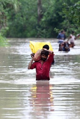 NOIDA İNDİYA 12 Temmuz 2023 İtfaiyecisi ve yerel halk, 12 Temmuz 2023 'te Noida Hindistan' da Sunil Ghosh Hindustan Times tarafından çekilmiştir.