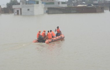 13 Temmuz 2023 'te GHAZIABAD INDIA NDRF ekipleri Ghaziabad yakınlarındaki Yamuna nehrinin taşkın bölgelerine konuşlandırıldı ve 13 Temmuz 2023' te Ghaziabad Hindistan 'da Sakib Ali Hindustan Times tarafından bir ekip görevlendirildi.