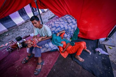 NEW DELHI INDIA 13 HAZİRAN 2023 Yamuna Nehri çevresindeki alçak bölgelerden insanlar 13 Temmuz 2023 tarihinde Yeni Delhi Hindistan 'da bir mayur vihar yolu boyunca geçici bir çadıra yerleştirildikten sonra Raj K Raj Hindustan Times