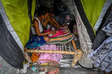 NEW DELHI INDIA 13 HAZİRAN 2023 Yamuna Nehri çevresindeki alçak bölgelerden insanlar 13 Temmuz 2023 tarihinde Yeni Delhi Hindistan 'da bir mayur vihar yolu boyunca geçici bir çadıra yerleştirildikten sonra Raj K Raj Hindustan Times