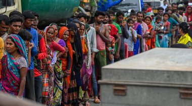 Yamuna Nehri 'nin Yamuna Bankası metro istasyonunun yanındaki şiddetli muson yağmurları nedeniyle 13 Temmuz 2023 tarihinde Yeni Delhi Hindistan' da Raj K Raj Hindustan 'ın çektiği fotoğrafta, Yamuna Nehri' nin taşması sonucu geçici bir barınakta yemek için sırada bekleyen 13 Temmuz 2023 tarihli NEW DELHI INDIA 
