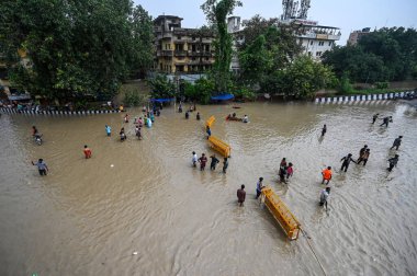 NEW DELHI INDIA 13 Temmuz 2023 Sanchit Khanna Hindustan Times tarafından Yeni Delhi 'de 13 Temmuz 2023 tarihinde Muson yağmurlarının ardından Yamuna Nehri seviyesinde yükselen Hanuman Tapınağı Kaşmir Kapısı yakınlarındaki sel basmış bir yol manzarası