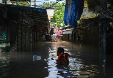 NEW DELHI INDIA 13 HAZİRAN 2023 Kashmiri Kapısı yakınlarındaki sel basmış bir Tibet Pazarı manzarası 13 Temmuz 2023 tarihinde Yeni Delhi Hindistan 'da Muson yağmurları sonrasında Yamuna Nehri seviyesindeki yükselişin ardından Sanchit Khanna Hindustan Times