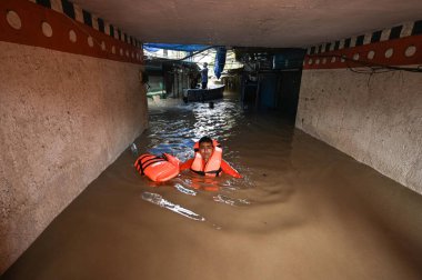 NEW DELHI INDIA 13 Temmuz 2023 NDRF ekipleri, Sanchit Khanna Hindustan Times tarafından Yeni Delhi Hindistan 'da 13 Temmuz 2023 tarihinde Muson yağmurları sonrasında Yamuna Nehri seviyesindeki yükselişin ardından sel basmış Çevre Yolu' nda kurtarma operasyonları yapıyorlar.