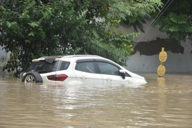 NEW DELHI INDIA 13 Temmuz 2023 Ağır su baskınından sonra Sivil Hatlar Bölgesi 'nde Boğulan Arabalar Sivil Hatlar Bölgesi' ne 13 Temmuz 2023 tarihinde Yeni Delhi Hindistan 'da Sonu Mehta Hindustan