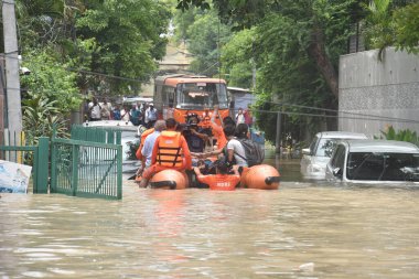 NEW DELHI INDIA 13 HAZİRAN 2023 NDRF ekibi, sular altında kalan insanları evlerinden kurtarıyor 13 Temmuz 2023 tarihinde Yeni Delhi Hindistan 'da Sonu Mehta Hindustan tarafından çekilmiştir.