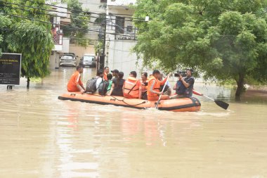 NEW DELHI INDIA 13 HAZİRAN 2023 NDRF ekibi, sular altında kalan insanları evlerinden kurtarıyor 13 Temmuz 2023 tarihinde Yeni Delhi Hindistan 'da Sonu Mehta Hindustan tarafından çekilmiştir.