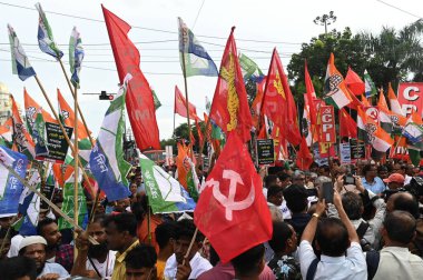 KOLKATA INDIA 13 Temmuz 2023 Sol Cephe Kongresi Partisi ISF ile birlikte Bengal Panktika 2023 seçimleri sırasında şiddete ve insanların öldürülmesine karşı düzenlenen merkezi protesto mitingine katıldı ve Devlet Hükümeti ve Devlet Seçim İletişim Komitesini eleştirdi.