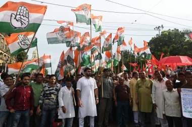 KOLKATA INDIA 13 Temmuz 2023 Sol Cephe Kongresi Partisi ISF ile birlikte Bengal Panktika 2023 seçimleri sırasında şiddete ve insanların öldürülmesine karşı düzenlenen merkezi protesto mitingine katıldı ve Devlet Hükümeti ve Devlet Seçim İletişim Komitesini eleştirdi.