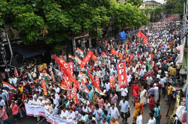KOLKATA INDIA 13 Temmuz 2023 Sol Cephe Kongresi Partisi ISF ile birlikte Bengal Panktika 2023 seçimleri sırasında şiddete ve insanların öldürülmesine karşı düzenlenen merkezi protesto mitingine katıldı ve Devlet Hükümeti ve Devlet Seçim İletişim Komitesini eleştirdi.