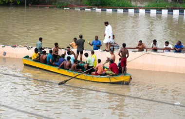 NEW DELHI INDIA 14 Temmuz 2023 Yerel sakinler sel altındaki Yamuna Çarşısı bölgesinde kurtarma operasyonları yürütüyor. Muson yağmurlarının ardından 14 Temmuz 2023 tarihinde Yeni Delhi Hindistan 'da Raj K Raj Hindustan Times tarafından çekilmiştir.