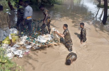 NEW DELHI INDIA 14 Temmuz 2023 Hint Ordusu personeli, 14 Temmuz 2023 'te Sanjeev Verma Hindustan Times' ın Sanjeev Verma Hindustan Times tarafından çekildiği Yeni Delhi 'de ITO barajının ve yakındaki bölgelerin su baskınını durdurmak için drenaj düzenleyicisi üzerinde onarım çalışmaları yürüttü.