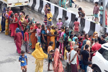 YENİ DELHI INDIA 14 Temmuz 2023 Gönüllüler, 14 Temmuz 2023 'te Sanjeev Verma Hindustan Times' ın Sanjeev Verma Hindustan Times 'ın çektiği Yeni Delhi' de Mayur Vihar bölgesindeki Yamuna nehrinin su seviyesindeki yükselişinin ardından insanları sel baskınına uğratmak için gıda ve diğer yardım materyalleri dağıtıyorlar.