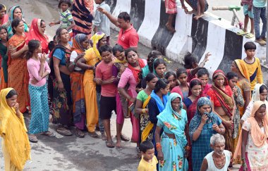 YENİ DELHI INDIA 14 Temmuz 2023 Gönüllüler, 14 Temmuz 2023 'te Sanjeev Verma Hindustan Times' ın Sanjeev Verma Hindustan Times 'ın çektiği Yeni Delhi' de Mayur Vihar bölgesindeki Yamuna nehrinin su seviyesindeki yükselişinin ardından insanları sel baskınına uğratmak için gıda ve diğer yardım materyalleri dağıtıyorlar.