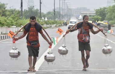 NEW DELHI INDIA 14 Temmuz 2023 Kanwariyas veya Lord Shiva fanatikleri Ganga su taşıyıcılarını 14 Temmuz 2023 'te Yeni Delhi Hindistan' dan Sonu Mehta Hindustan Times