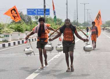 NEW DELHI INDIA 14 Temmuz 2023 Kanwariyas veya Lord Shiva fanatikleri Ganga su taşıyıcılarını 14 Temmuz 2023 'te Yeni Delhi Hindistan' dan Sonu Mehta Hindustan Times