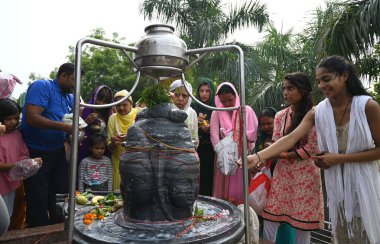 GURUGRAM INDIA 15 Temmuz 2023 Sawan Shivaratri festivali vesilesiyle Hindu tanrısı Shiva 'ya tapanlar Shri Shri Shri Shri 1008 Baba Ratan Das Prachin Tapınağı' nda 15 Temmuz 2023 tarihinde Hindistan Gurugram Sawan 'da 10.