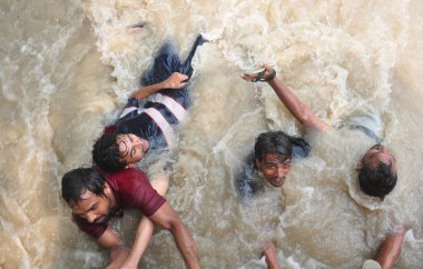 GHAZIABAD INDIA 15 Temmuz 2023 Tronica City ve çevresinde yollar ve lokaller sular altında kaldı ve insanlar daha güvenli yerlere taşınmak ya da 15 Temmuz 'da günlük ihtiyaçlar için ev eşyaları almak için derin sularda yürümeye çalışıyor