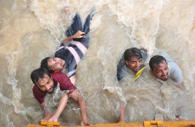 GHAZIABAD INDIA 15 Temmuz 2023 Tronica City ve çevresinde yollar ve lokaller sular altında kaldı ve insanlar daha güvenli yerlere taşınmak ya da 15 Temmuz 'da günlük ihtiyaçlar için ev eşyaları almak için derin sularda yürümeye çalışıyor