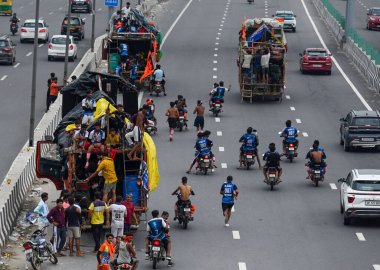 NEW DELHI INDIA 15 HAZİRAN 2023 Dak Kanwariyas 15 Temmuz 2023 tarihinde Yeni Delhi Hindistan 'da Raj K Raj Hindustan Times' ın çektiği fotoğraf vesilesiyle Haridwar 'daki Ganga Nehri' nden doğdukları yere kutsal su taşırken görüldü.