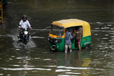 Yeni DELHI INDIA 15 Temmuz 2023 'te Yeni Delhi Hindistan' da 15 Temmuz 2023 'te şiddetli muson yağmurlarının ardından Yamuna Nehri' nin su seviyelerinin yükselmesi nedeniyle su dolu ITO Vikas Marg 'ı boyunca ilerlediler.