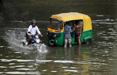 Yeni DELHI INDIA 15 Temmuz 2023 'te Yeni Delhi Hindistan' da 15 Temmuz 2023 'te şiddetli muson yağmurlarının ardından Yamuna Nehri' nin su seviyelerinin yükselmesi nedeniyle su dolu ITO Vikas Marg 'ı boyunca ilerlediler.