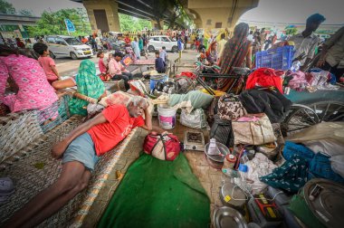 NEW DELHI INDIA 15 Temmuz 2023 İnsanlar, Yamuna Nehri 'nin köprünün altındaki muson yağmurları nedeniyle 15 Temmuz 2023' te Mayur Vihar nehrinin suları yükselerek evlerini boşalttıktan sonra derme çatma bir çadırda yaşıyorlar.
