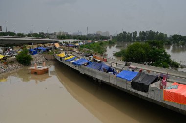 NEW DELHI INDIA 15 Temmuz 2023 Yamuna Nehri 'nin su seviyesi 15 Temmuz 2023' te Yeni Delhi Hindistan 'daki şiddetli yağış nedeniyle yükselen Mayur Vihar bölgesinin su seviyesi Çarşamba gününden beri yükseliyor.