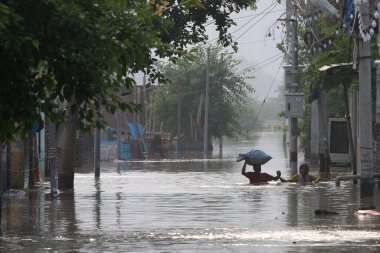 NEW DELHI INDIA 15 Temmuz 2023 Badarpur 'un Jaitpur uzantısında, Yamuna sel yatağı yakınlarındaki sel suları, Yeni Delhi' de 15 Temmuz 2023 tarihinde Delhi yoluna girdi.