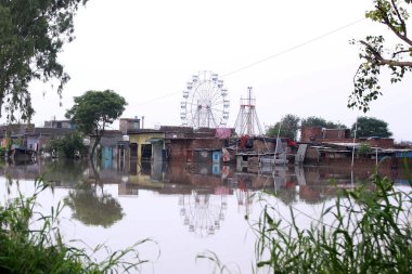 NEW DELHI INDIA 15 Temmuz 2023 Badarpur 'un Jaitpur uzantısında, Yamuna sel yatağı yakınlarındaki sel suları, Yeni Delhi' de 15 Temmuz 2023 tarihinde Delhi yoluna girdi.
