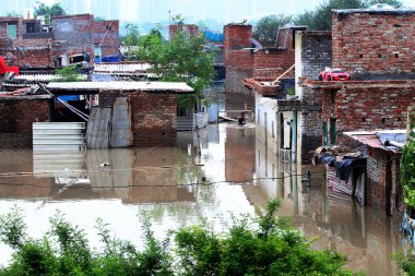 NEW DELHI INDIA 15 Temmuz 2023 Badarpur 'un Jaitpur uzantısında, Yamuna sel yatağı yakınlarındaki sel suları, Yeni Delhi' de 15 Temmuz 2023 tarihinde Delhi yoluna girdi.