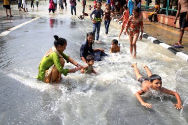 NEW DELHI INDIA 15 HAZİRAN 2023 Rajghat Yamuna 'daki sel baskınından keyif alan insanlar 15 Temmuz 2023' te Yeni Delhi 'de Delhi yoluna girdiler. 