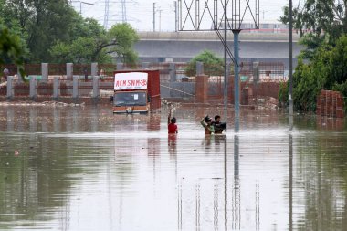 NEW DELHI INDIA 15 HAZİRAN 2023 Nigam bodh Ghat 'ta 15 Temmuz 2023 tarihinde sular altında kalan insanlar Yeni Delhi Hindistan' da su seviyesi 45 yılı aşkın bir süredir tüm zamanların en yüksek seviyesine ulaştıktan sonra Çarşamba gününden beri yükseliyor.