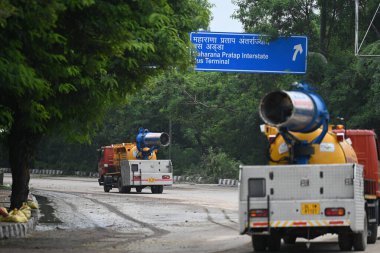 NEW DELHI INDIA 15 Temmuz 2023 PWD MCD çalışanları ile birlikte Chandgiram Akhara 'da 15 Temmuz 2023 tarihinde Yamuna Nehri' nin kenarındaki Halka Yolu 'nda kaldı.