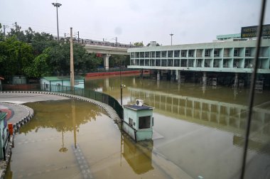 NEW DELHI INDIA 15 HAZİRAN 2023 Yamuna Nehri üzerindeki Yamuna Nehri akıntısından sonraki durak Yeni Delhi Hindistan 'da 15 Temmuz 2023 tarihinde Kaşmir Kapısı' nın su seviyesi Çarşamba gününden beri yükseliyor. 