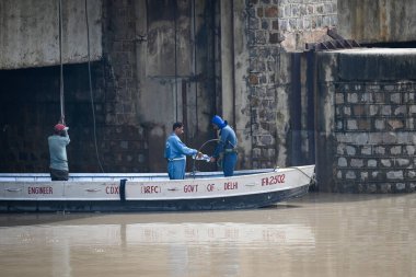 Yeni Delhi Hindistan 15 Temmuz 2023 Hint Deniz Kuvvetleri dalgıçları 15 Temmuz 2023 'te Yeni Delhi Hindistan' da sıkışan ITO Barrage 'ın kapısındaki alüvyonu temizlemeye hazırlanırken görüldü.