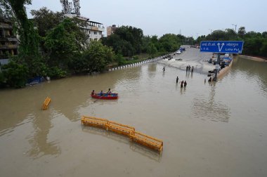 NEW DELHI INDIA 15 HAZİRAN 2023 Yamuna Nehri 'nin suları Hanuman Tapınağı Kaşmiri Kapısı' nda 15 Temmuz 2023 'te tehlike seviyelerinin üzerine aktıktan sonra Waterlog caddesinin manzarası Yeni Delhi' de su seviyesi Çarşamba gününden beri yükseliyor. 