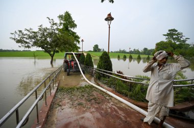 Yeni DELHI INDIA 15 Temmuz 2023 'te Yeni Delhi' de 15 Temmuz 2023 'te Yamuna nehri Tehlike seviyesinin üzerine çıktıktan sonra sel basmış Rajghat' ın içine taşınabilir su pompası yerleştirildi. Nehrin su seviyesi Çarşamba gününden beri yükseliyor.