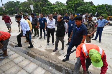 NEW DELHI INDIA 15 Temmuz 2023 Vinai Kumar Saxena Delhi vali yardımcısı, sular altındaki Yamuna sularının Chandgiram Akhara 'da 15 Temmuz 2023' te Yeni Delhi Hindistan 'da sular altında kaldıktan sonra çevre yolunun temizleme ve temizleme sürecini gözden geçirdi. 